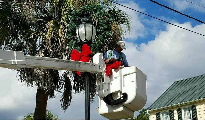 Crews begin holiday decorating in downtown Beaufort
